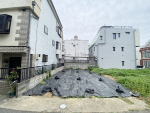 【外観】 | 防草シートで丁寧に管理された敷地は、お引渡しまで清潔感ある状態を維持。周辺建物との距離感も把握しやすく、陽当たりや風通しの良さを現地で体感できます。理想の間取りを自由に描ける、ゆとりある広さです♪