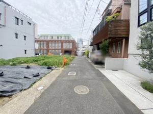 【前面道路含む現地写真】 | 前面道路から敷地奥まで見渡せる、開放感ある整形地です。道路との高低差が少なく、ベビーカーや自転車の出し入れもスムーズ。静かな住宅街で、ご家族が落ち着いて新生活をスタートできる平坦な環境が魅力です！