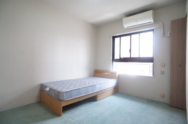 【寝室】 | 絨毯からフローリングに変更済み