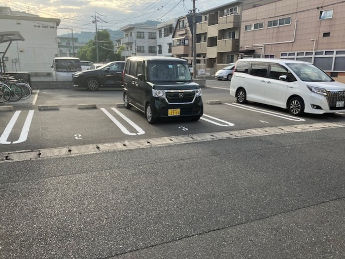 アルテール新広の駐車場