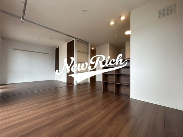 伊勢崎市美茂呂町のアパートの居間・リビング