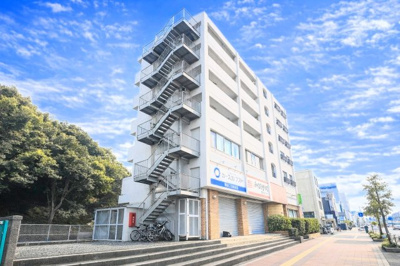 【外観】 | 江田ハイム　南東・南西向きのお部屋です/陽当良好です/江田駅まで３分の立地 | ◆その邸が魅せる、気品・上質・重厚感・極細やかさ、そのすべては訪れた者に安らぎと品性を与える特別な空間です。ここに住むからこそ意味がある。すべての（始まり）をここから迎えます。