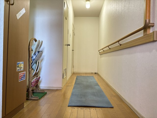 リビングへ繋がる廊下部分には、幅広いご年齢の方に安心の手すりがございます。
