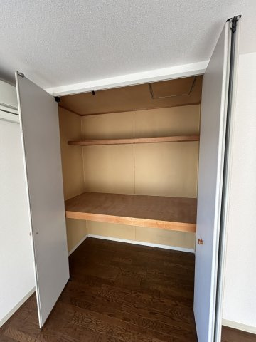 府中市白糸台６丁目のテラスの収納