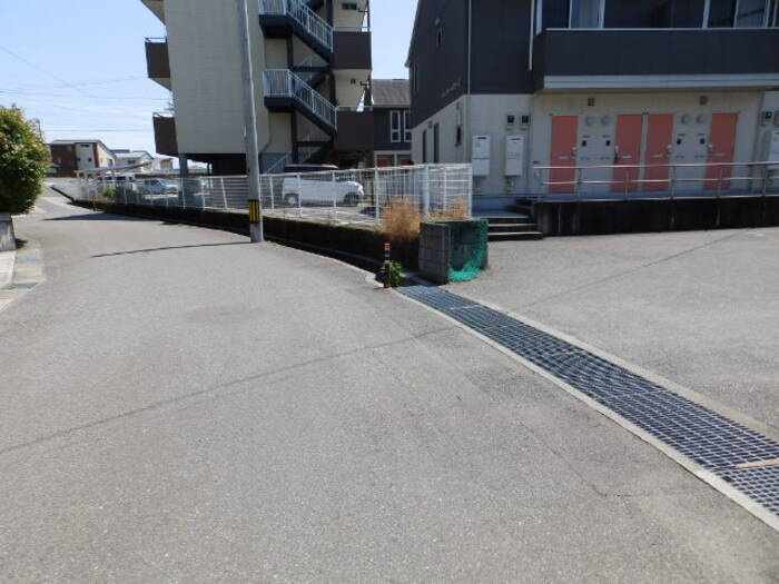 ベリーフォーレスト Ｃ棟の駐車場|前面道路＆敷地入口