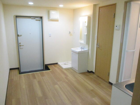 虹信ビルの居間・リビング|明るい室内です