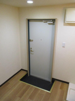 虹信ビルの玄関