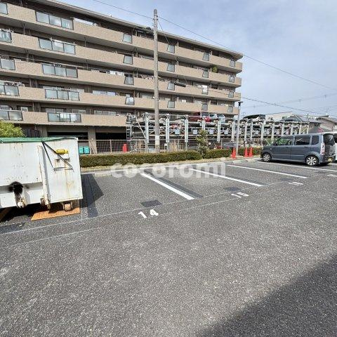 東香里野村マンションの駐車場