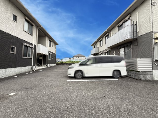 シャーメゾン・フォルビート B棟の駐車場