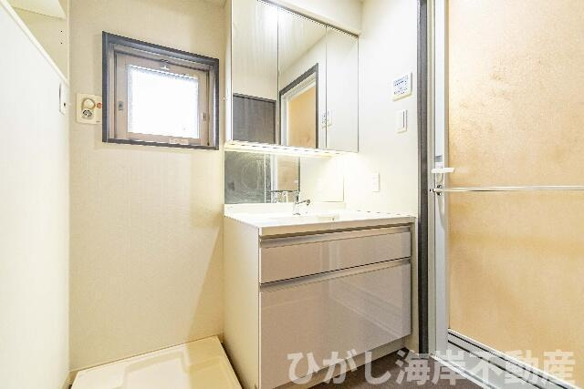 レックス湘南藤沢レジデンスの独立洗面台| 三面鏡化粧台