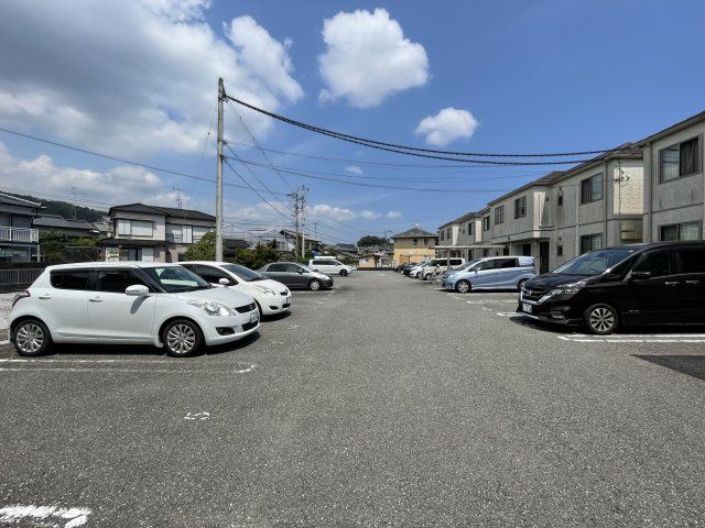シャーメゾン・ブラン B棟の駐車場