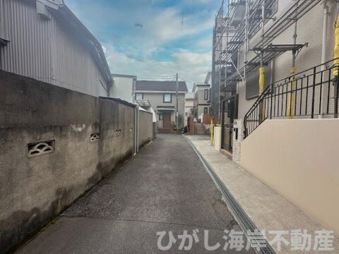 藤沢市鵠沼藤が谷２丁目　新築戸建の前面道路含む現地写真|2月17日撮影　リフォーム中　現地外観