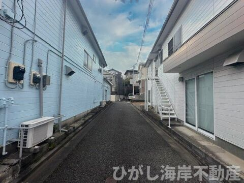 藤沢市鵠沼藤が谷２丁目　新築戸建の前面道路含む現地写真|2月17日撮影　リフォーム中　現地外観