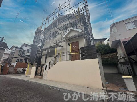 藤沢市鵠沼藤が谷２丁目　新築戸建の前面道路含む現地写真|2月17日撮影　リフォーム中　現地外観