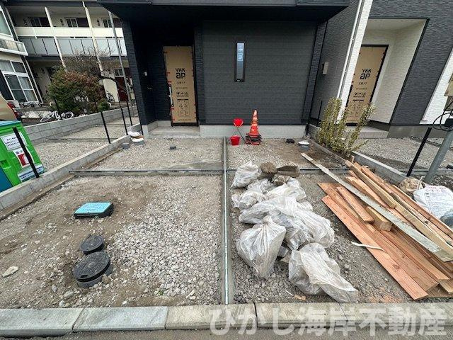 藤沢市鵠沼松が岡2丁目　新築戸建　全３棟の駐車場|3月2日撮影　外構工事中　駐車スペース