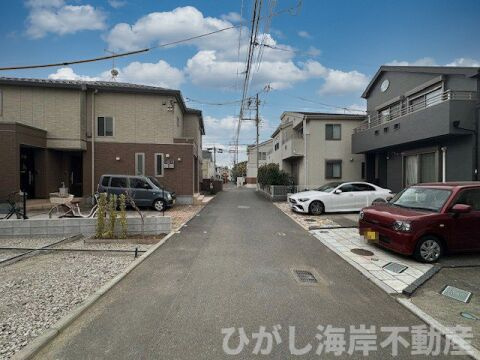 藤沢市鵠沼松が岡2丁目　新築戸建　全３棟の前面道路含む現地写真|3月2日撮影　外構工事中　現地外観