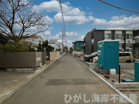 藤沢市鵠沼松が岡2丁目　新築戸建　全３棟の前面道路含む現地写真|3月2日撮影　外構工事中　現地外観