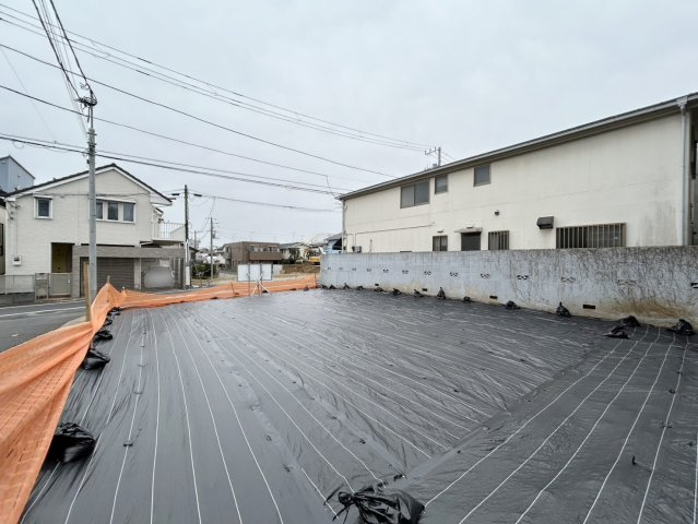 【外観】 | ゆとりある敷地面積を確保。更地のため建物プランのイメージが膨らみます。平坦な地勢は、ベビーカーの出し入れや毎日の歩行もスムーズ。隣地との距離感も確認しやすく、プライバシーに配慮した設計も検討可能です♪