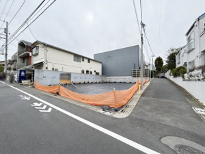 【前面道路含む現地写真】 | 開放感あふれる角地。2面が道路に接しているため陽光を遮るものが少なく、明るい住まいが実現します。風通しの良い角地なら、ご家族の健やかな毎日を優しくサポート。新しい生活の始まりにふさわしい立地です！