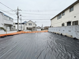 【外観】 | 奥行きを感じさせる整形地。無駄なく敷地を活用できるため、庭やカースペースの配置も自由自在です。周囲は落ち着いた住宅街で、夜も静かな環境が保たれます。ご家族の「理想の住まい」を形にできる場所！