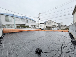 【外観】 | 西側から見た現地の様子。防草シートで丁寧に管理されており、境界の確認もスムーズです。夕刻まで光が入りやすく、明るいリビングを設計したい方に適しています。広い空を身近に感じられる、開放的な住環境です。