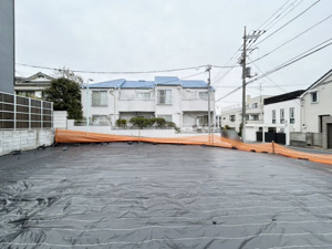 【外観】 | 朝日をたっぷり取り込める東向きの住まいは、早起きのご家族にもぴったり。清々しい空気とともに一日をスタートできます。前面道路の交通量も落ち着いており、お子様との外出時も安心な環境です。