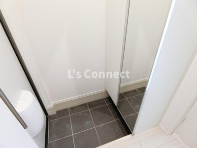 【玄関】 | Ｌｕｃｅｎｔｅ | 背の高い下駄箱には鏡付きで身だしなみチェック。