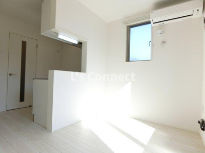 【居間・リビング】 | Ｌｕｃｅｎｔｅ | 角部屋で２面に窓があります。