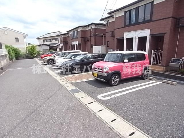【駐車場】 | フォレストタウンII  | 駐車場に車を止められます