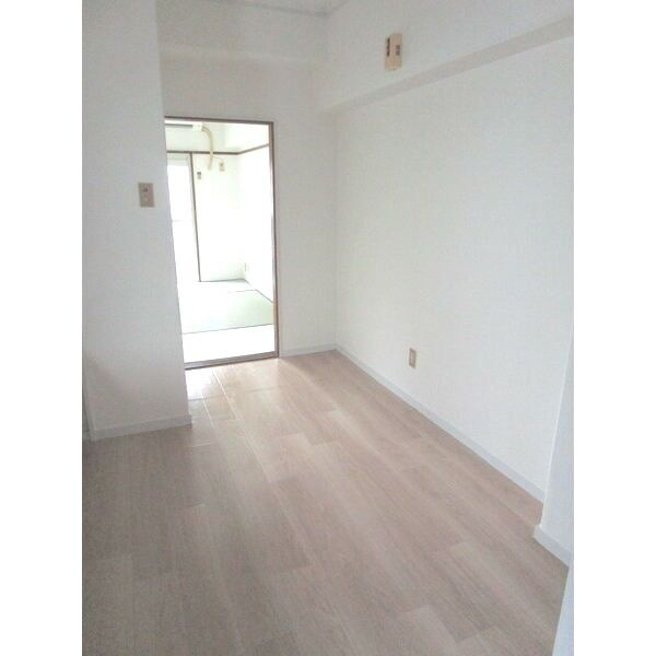 第5七福ビルの居間・リビング