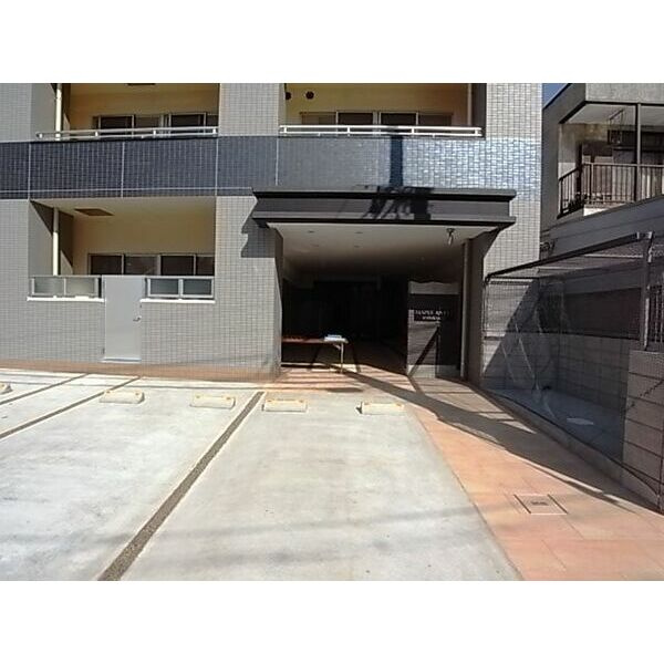 MAPLE ANEST SHINSAKAEの駐車場