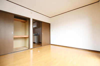 洋室7帖　窓・エアコンあり