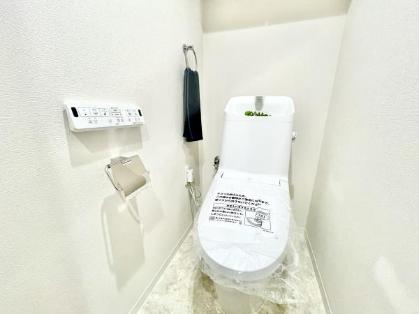 【トイレ】 | メイフェアパークス溝の口C棟 | スッキリとした印象のトイレは、保温・洗浄機能付きです。
上部には、収納スペースがあり、トイレットペーパー等スッキリ収納頂けます。