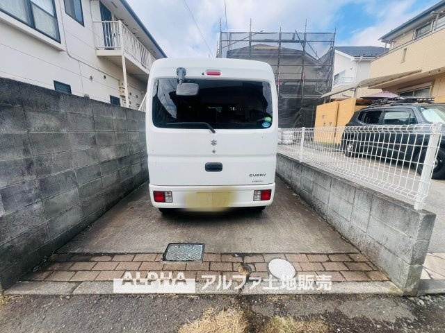 昭島市美堀町2丁目　中古戸建の駐車場|【Parking 】◆駐車スペース◆を確保した住まい。日々の車の出し入れがしやすく、来客時にも対応可能。カーライフを前提とした、安心感のある住環境です。
