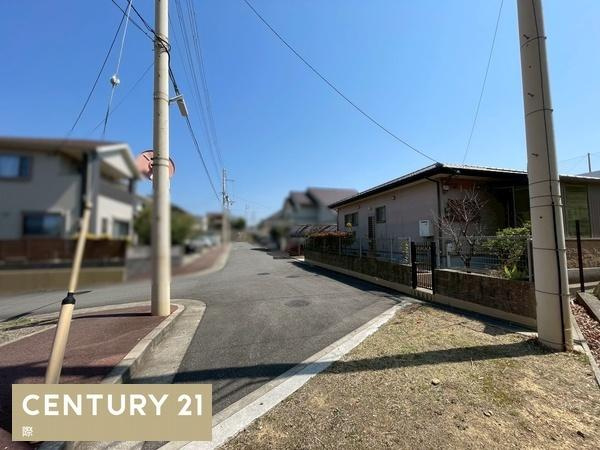 和歌山市栄谷　中古戸建の前面道路含む現地写真