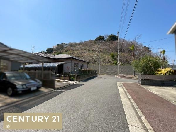 和歌山市栄谷　中古戸建の前面道路含む現地写真