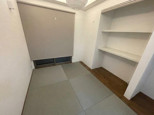 【内装】 | リビング横には和室がございます♪小さいお子様のお部屋としても活用可能♪※AIにて荷物の消去加工をしております。