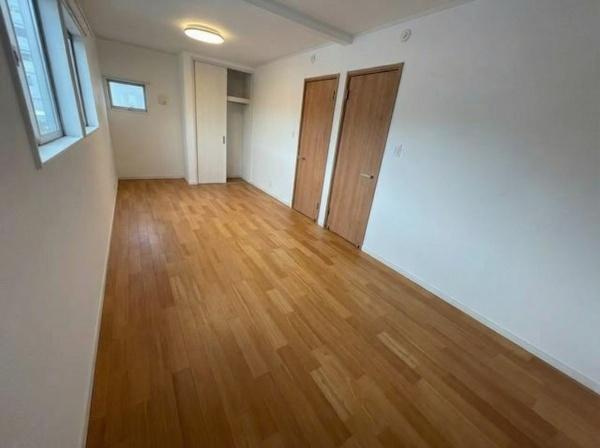 【内装】 | 広々とした洋室♪将来的に２部屋に分けることができる造り♪ライフプランに合わせて間取りを変更できるのはうれしいですね♪※AIにて荷物の消去加工をしております。