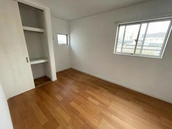 【内装】 | ６．６６帖の主寝室♪二面採光で明るいお部屋です♪※AIにて荷物の消去加工をしております。