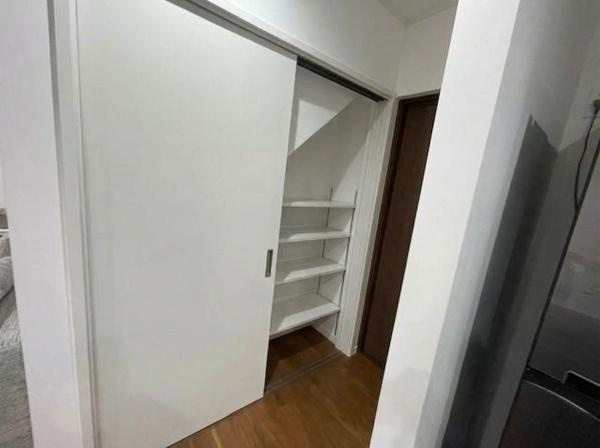 【収納】 | キッチン横にはパントリー、収納がございます♪※AIにて荷物の消去加工をしております。