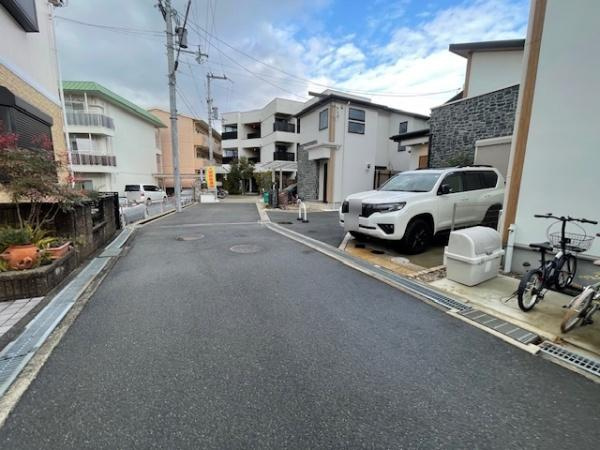 【前面道路含む現地写真】 | 開発分譲地内につき、車通りが少なくお子様がいらっしゃる家庭でも安心して生活できます♪
