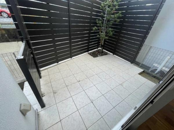 【庭】 | 周囲からの視線を遮りながら、光を取り入れられる造り♪水栓、コンセントもございますので、プールなどを楽しめます♪※AIにて荷物の消去加工をしております。