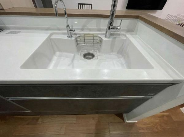 【キッチン】 | タッチレス水栓、浄水器付き♪シンクもお手入れがしやすいタイプです♪※AIにて荷物の消去加工をしております。