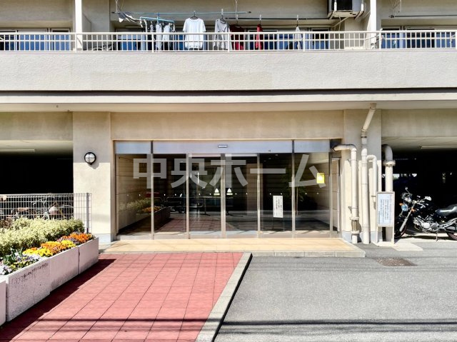 宇喜田住宅のエントランス|【エントランス】マンションのエントランスは、その物件の印象を決める、顔とも言える場所です。毎日通る場所ですからきれいなのが一番です。エントランス内はオートロックですので暮らしの安全も確保されています。