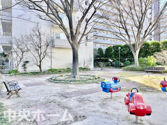 宇喜田住宅の中庭|敷地内には緑も多く住環境良好です