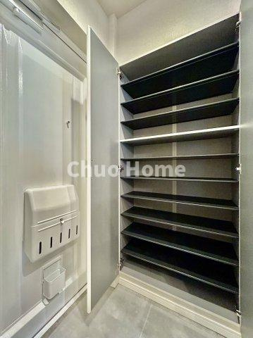 ヴィラロイヤル両国の玄関|【玄関】玄関には大型のシューズクローゼットを設置しておりますのでいつでもスッキリりとした空間を保てます。玄関周りを清潔に使うのはとても大事なことですよね。