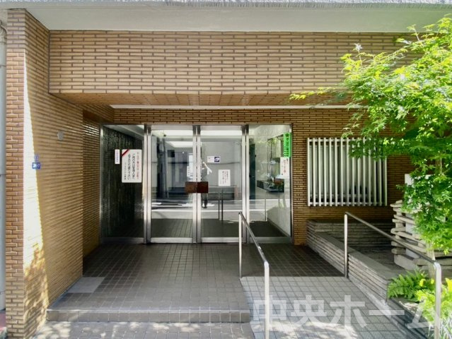 ヴィラロイヤル両国のエントランス|【エントランス】マンションのエントランスは、その物件の印象を決める、顔とも言える場所です。毎日通る場所ですからきれいなのが一番です。エントランス内はオートロックですので暮らしの安全も確保されています。