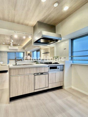 ヴィラロイヤル両国のキッチン|ワイドで収納豊富なシステムキッチン