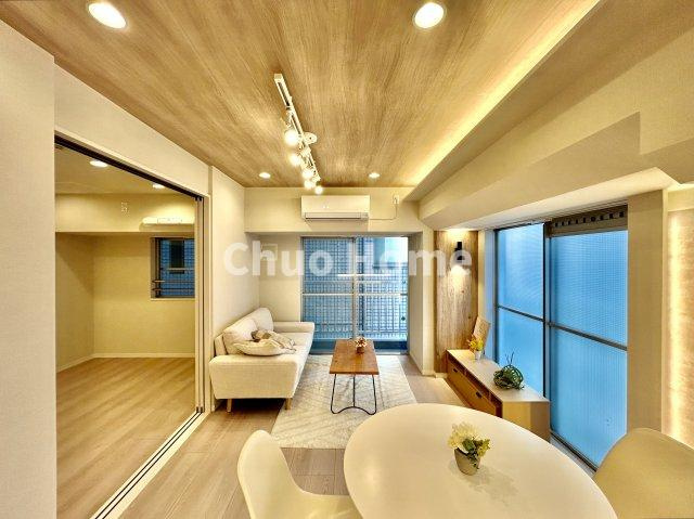 ヴィラロイヤル両国の居間・リビング|【リビングダイニング】一日の中で多くの時間を過すことになるリビングダイニングだからこそ、いつも穏やかな空間であることが必然。爽やかな通風と採光を存分に感じる事が出来る空間です。