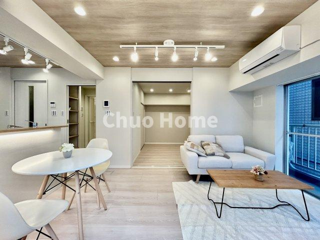 ヴィラロイヤル両国のダイニング|【ダイニング】忙しい朝でも、しっかり家族が揃って食事をして頂けるゆとりある大きさのダイニングスペース。奥様が作る手料理をカウンター越しに受けとって頂き、テーブルで囲む素敵な時間を存分に愉しんで下さい。